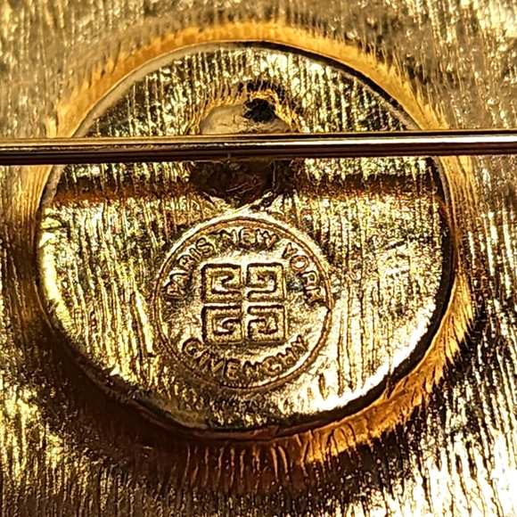 Givenchy Logo Medallion Brooch - Picture 4 of 9